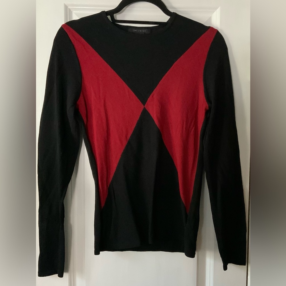 Lightweight long sleeve crewneck sweater with diamond pattern.